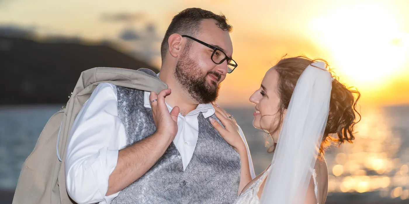 Una doppia pagina con una sola foto su entrambe le pagine: gli sposi al tramonto sul mare